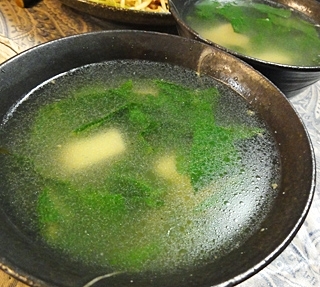 春菊が無かったので小松菜で…生姜の香りがとてもよく、すごく美味しかったです！次回は絶対春菊で作ります。美味しいレシピ、ご馳走様でした～！(^人^)