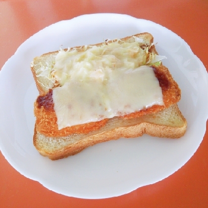 白身魚フライとキャベツのチーズトースト