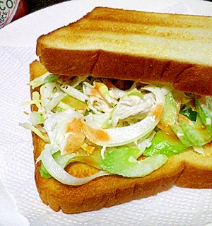 しっとりチンチキンとシャキシャキ野菜でオトナサンド