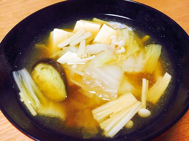 茄子と白菜と豆腐の味噌汁