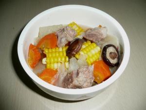 骨付き肉とゴロゴロ野菜のスープ