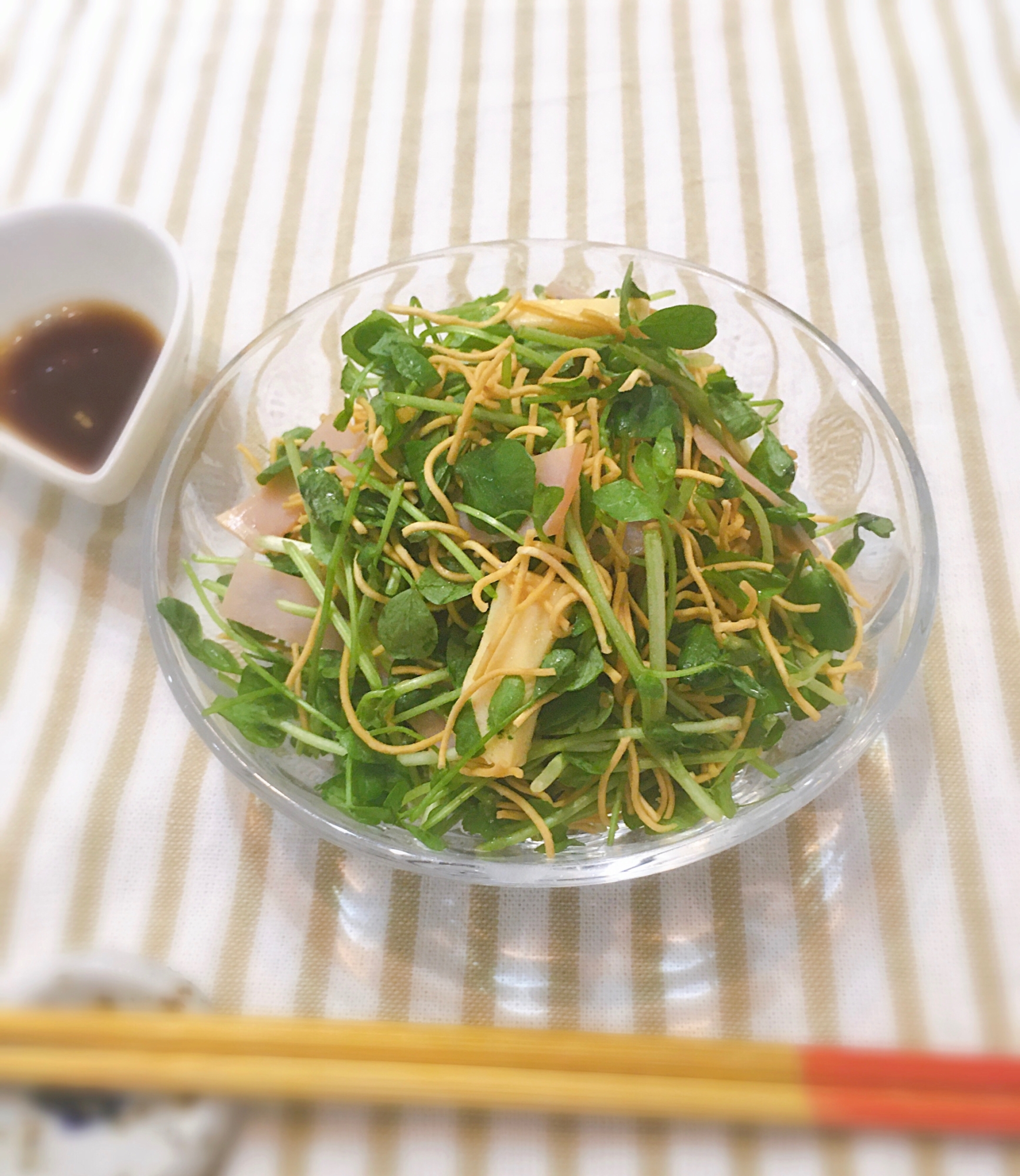 簡単☆豆苗とパリパリ麺のサラダ♪