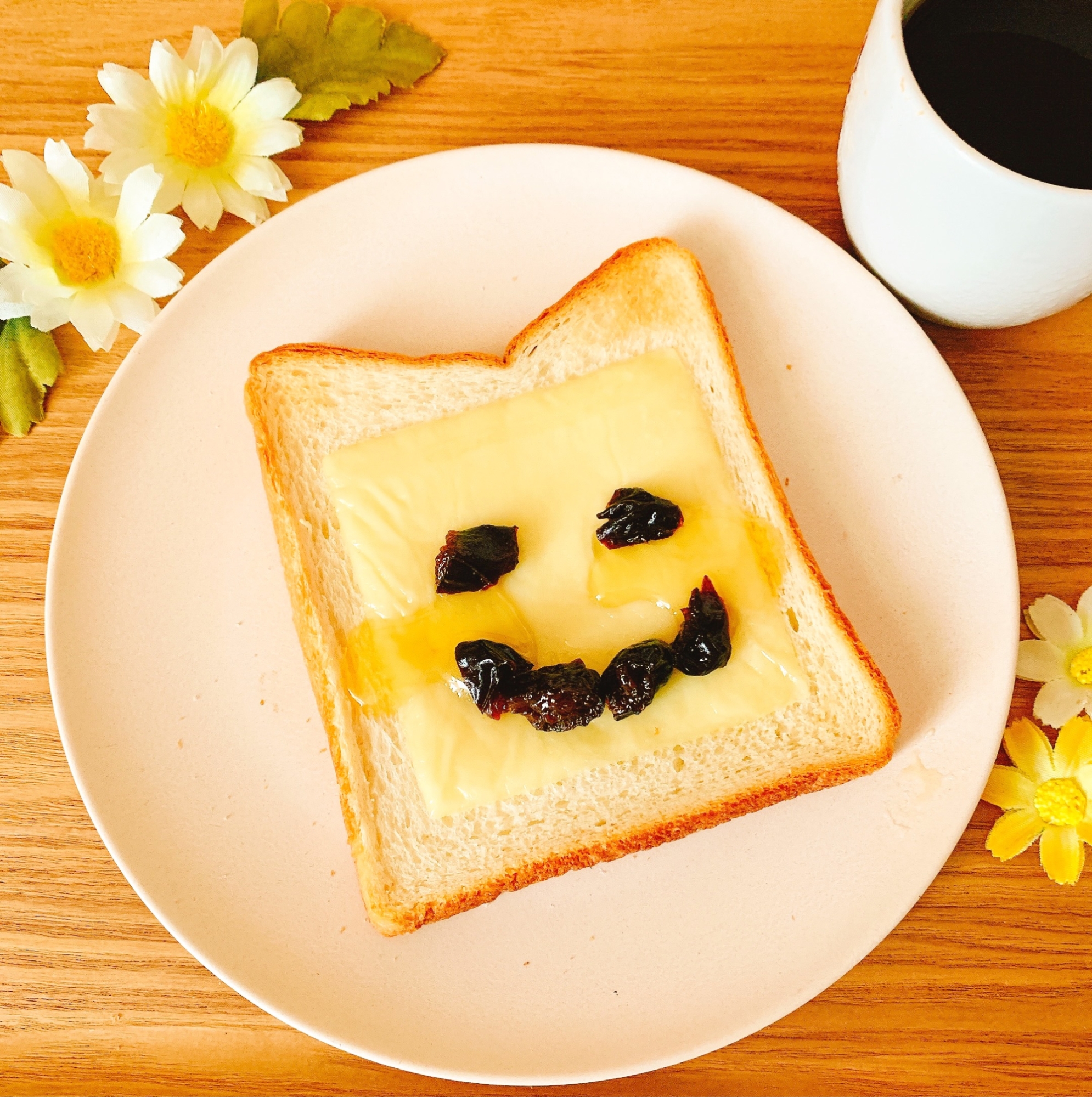 好きなもので落書き♫*スマイルチーズトースト♡