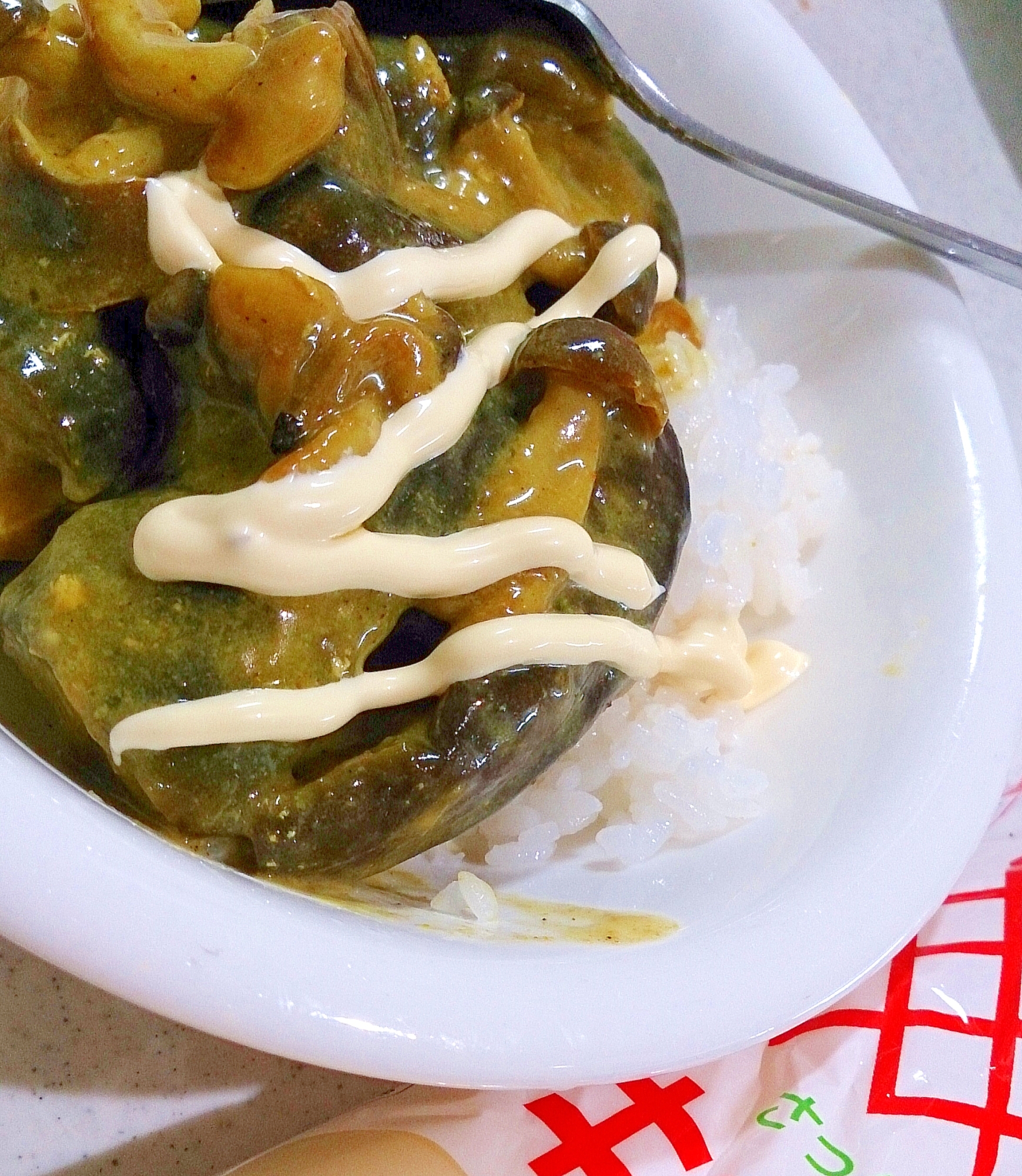 お肉がなくてもトロトロ茄子としめじのカレーマヨ丼