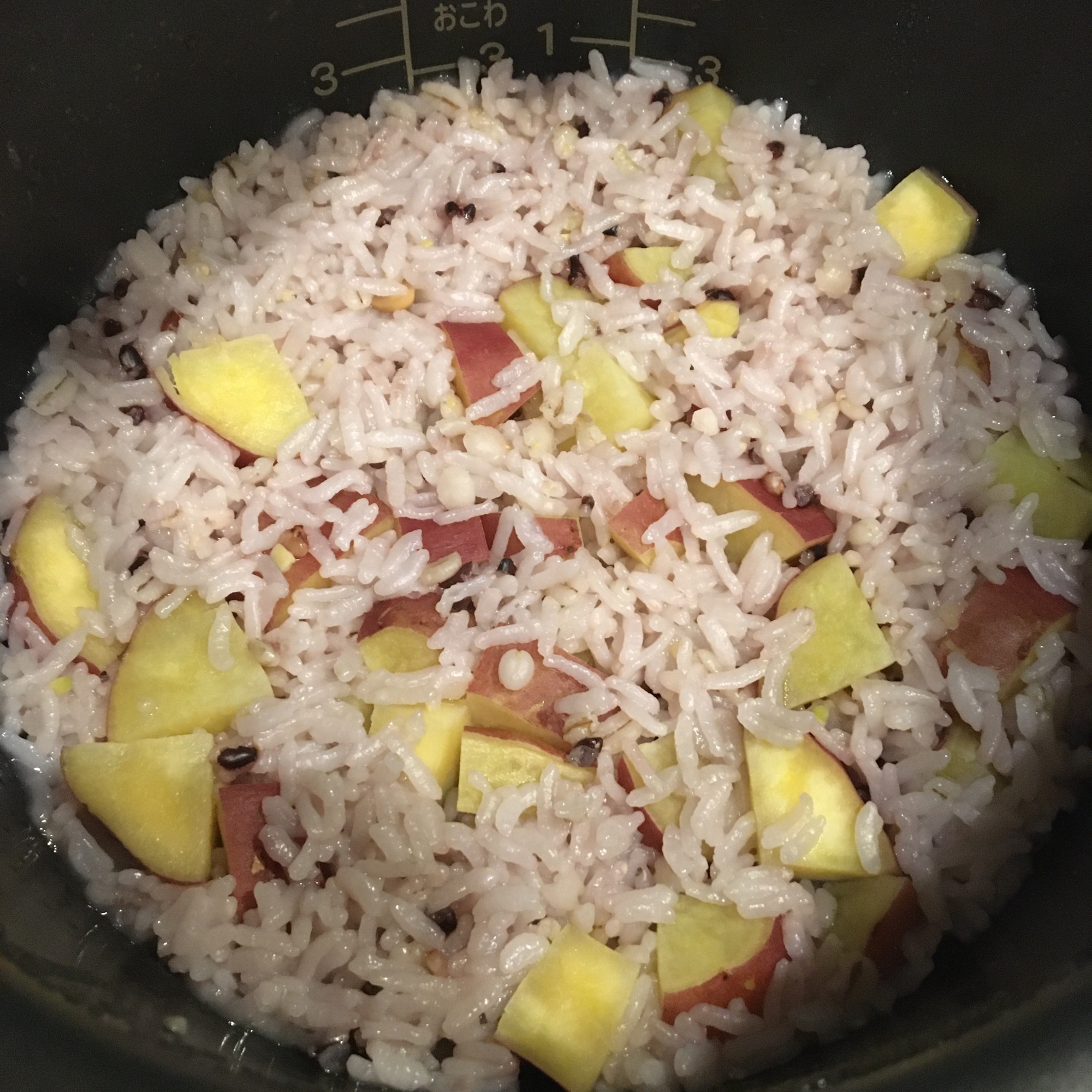 秋と言えばコレ。昆布茶て簡単さつま芋ご飯。