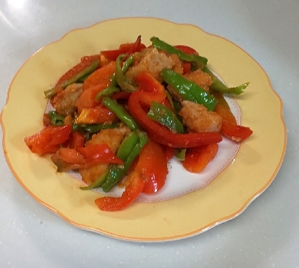 もく子さん☺️お昼に、家のパプリカと甘長、スーパーのにんじんで作りました☘️お肉柔らかくなり、とてもおいしかったです♥️台風のはずかとてもいい天気で暑いです✨