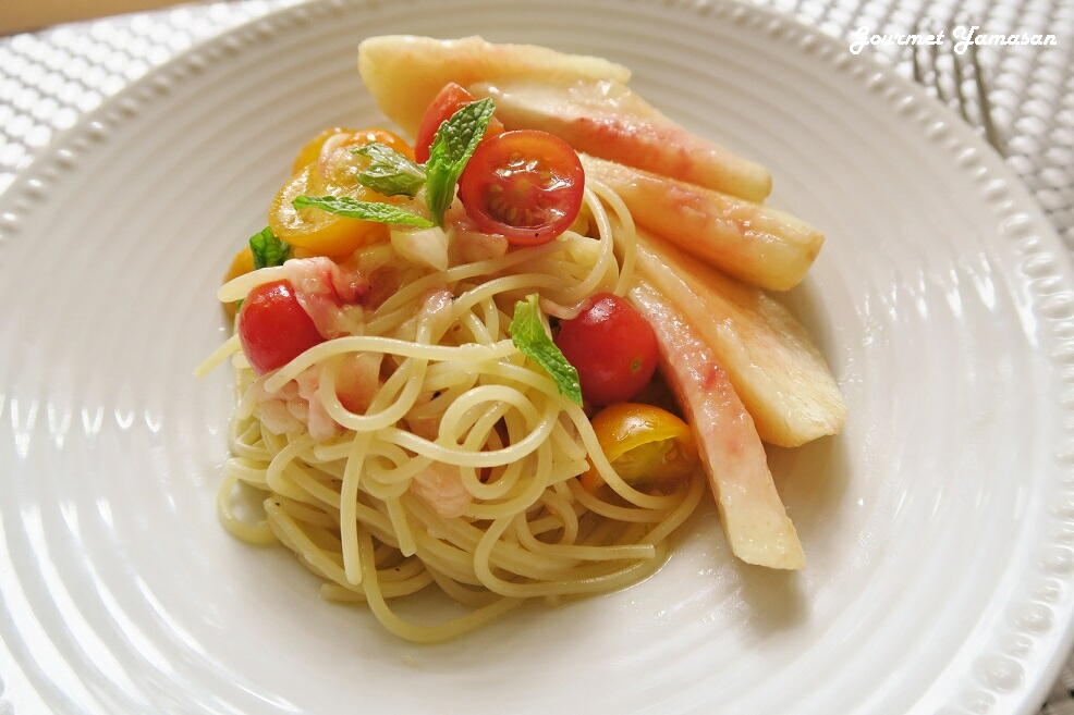 白い皿に入った桃とミントの冷製パスタ