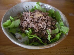 パパっとサンチュ挽肉丼