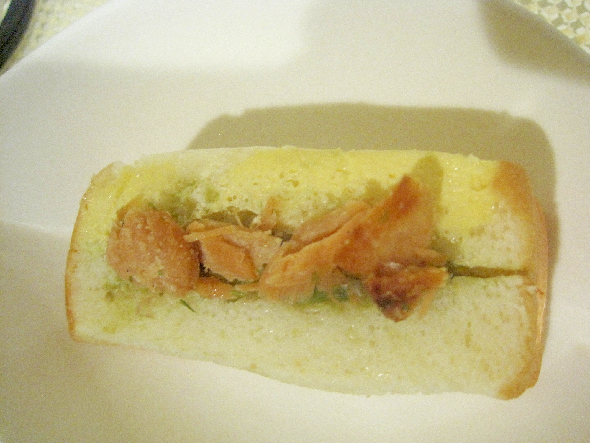 アボカドと鮭フレークのサンドイッチ