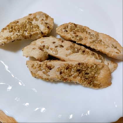 家にあった鶏むね肉で作りました(汗)
ごまを均等に付けるのが難しかったですが美味しく出来ました(*^-^*)
月のおとさんのとても綺麗な仕上がりですね〜！