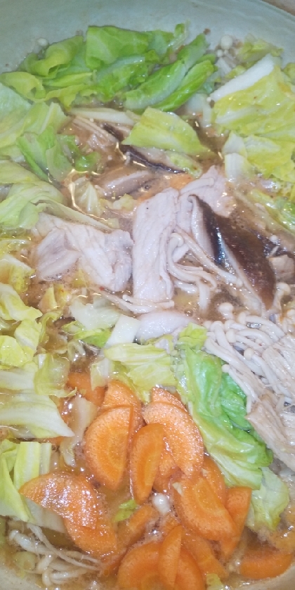 ピリ辛！豚肉ときのこと野菜たっぷり鍋