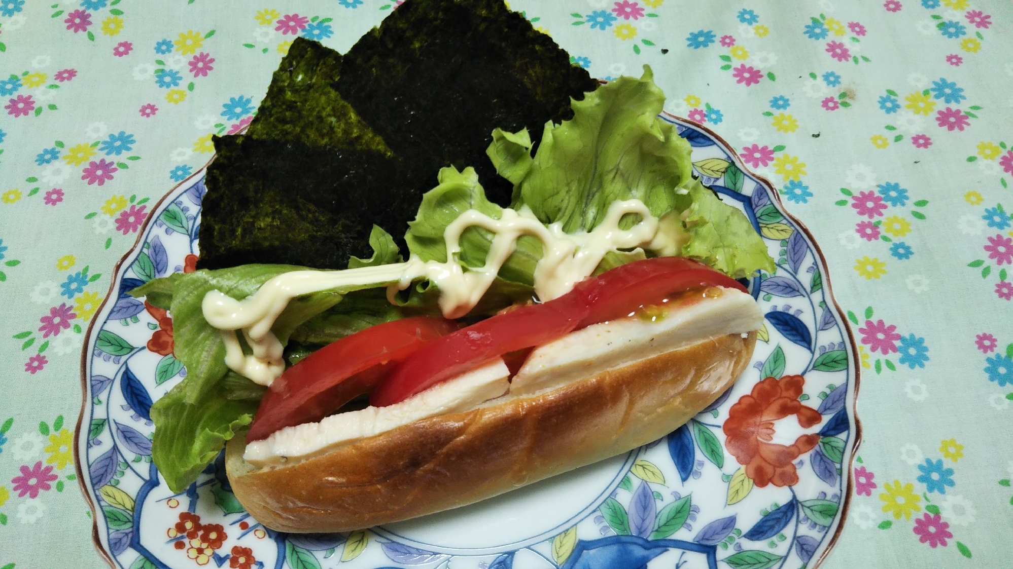 サラダチキンとレタスとトマトと味海苔のサンド☆