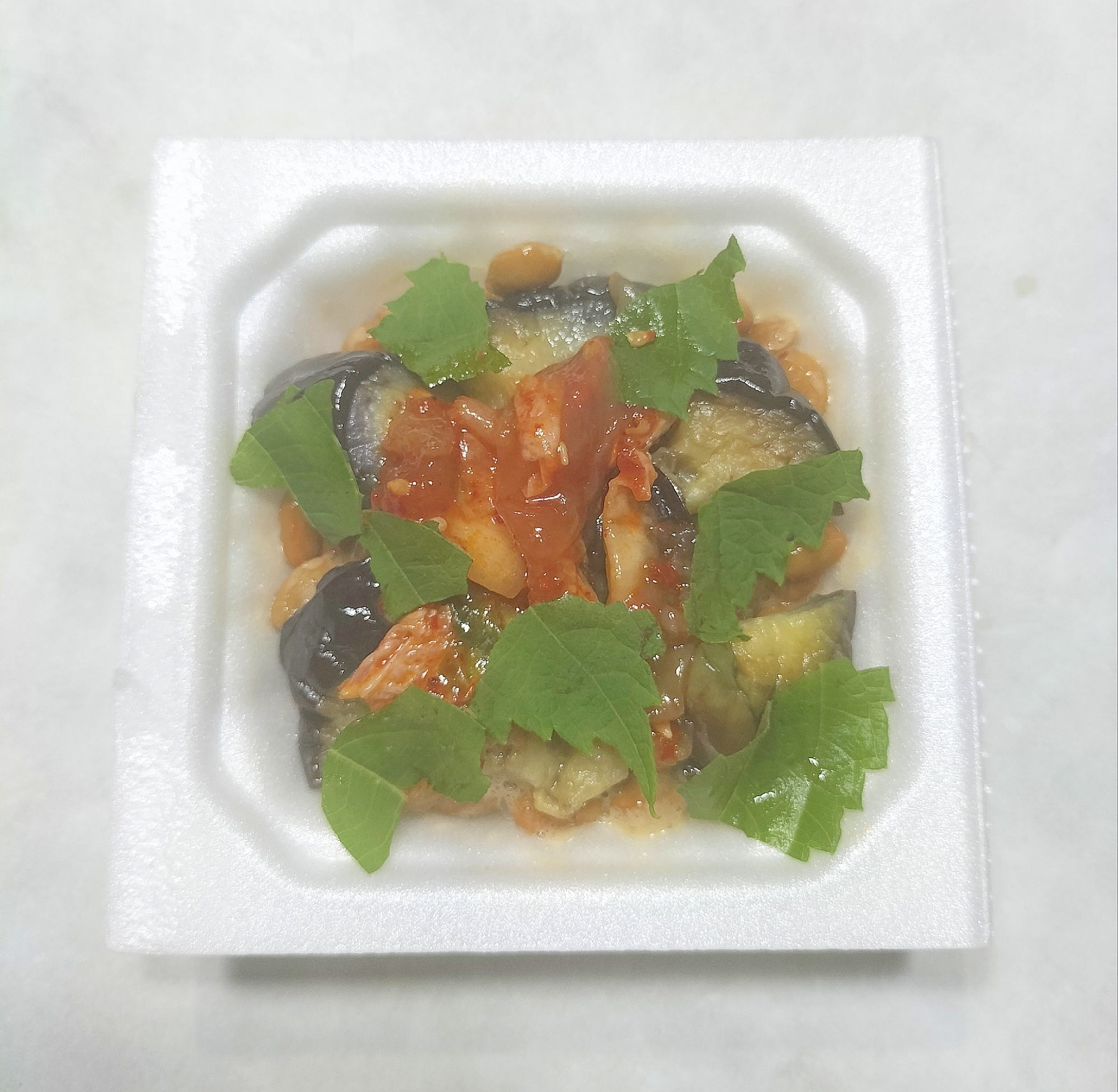 焼き茄子とくらげキムチ入りの納豆