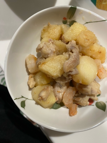 食欲そそる！じゃがいもとエビと鶏肉のガーリック炒め