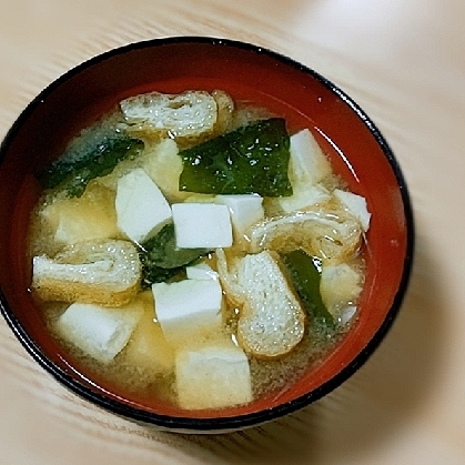 絹ごし豆腐・生わかめ・油揚げの味噌汁（鰹だし）