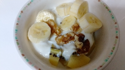 今日のヨーグルト♡キウイ混ぜてバナナレーズンのせて