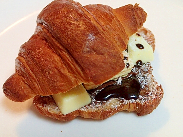 トリプルチョコとウエハースのチョコクロワッサン