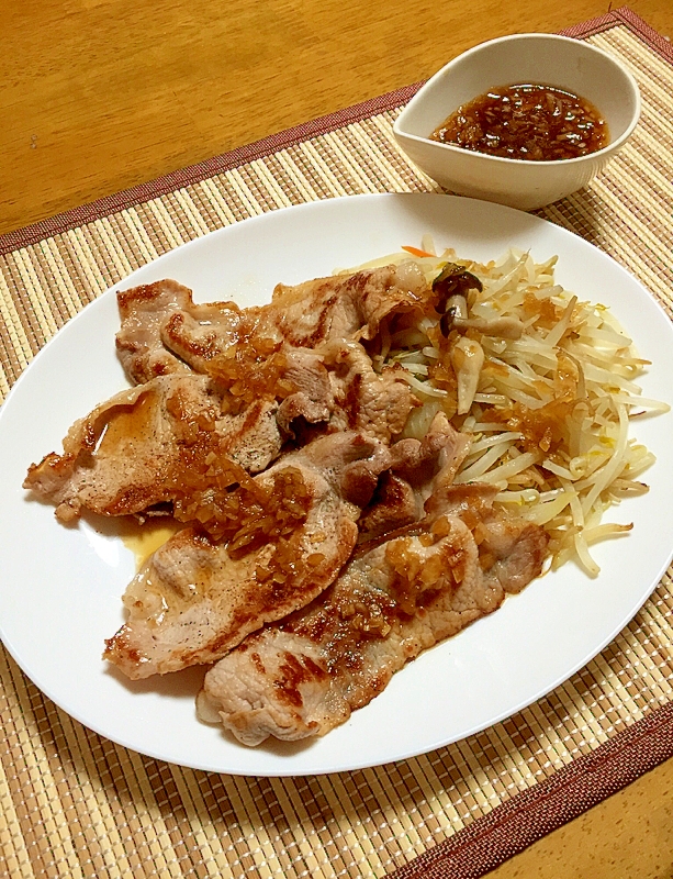 玉ねぎダレがおいしい！豚薄切り肉のフライパン焼き♪