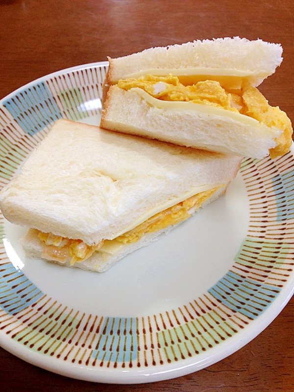 卵とチーズのサンドイッチ