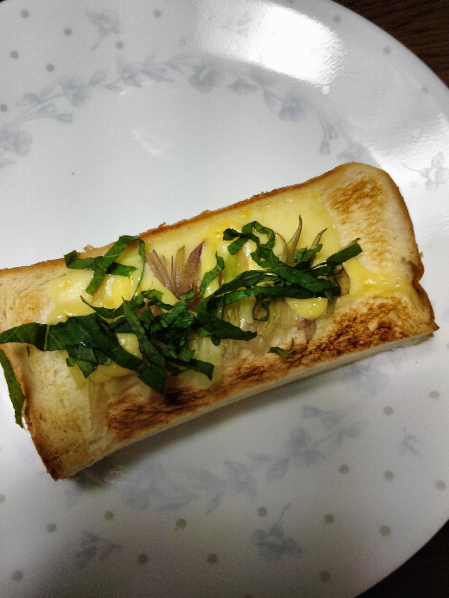 チーズトースト みょうが&大葉のせて