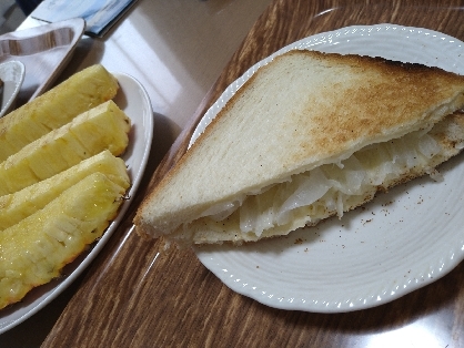 食パンで新玉葱のチーズのホットサンド(^○^)