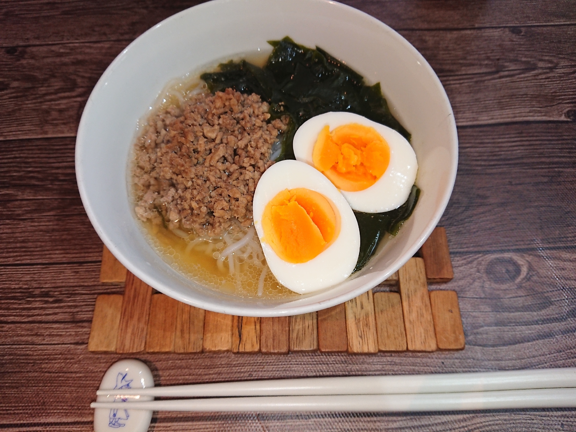 器に盛られた、糸こんにゃくのあっさりラーメン風