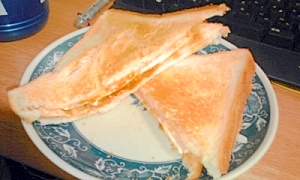 シャキシャキ玉ねぎとハム＆チーズのサンドイッチ