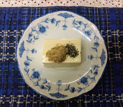 とろろ昆布とごまの冷奴