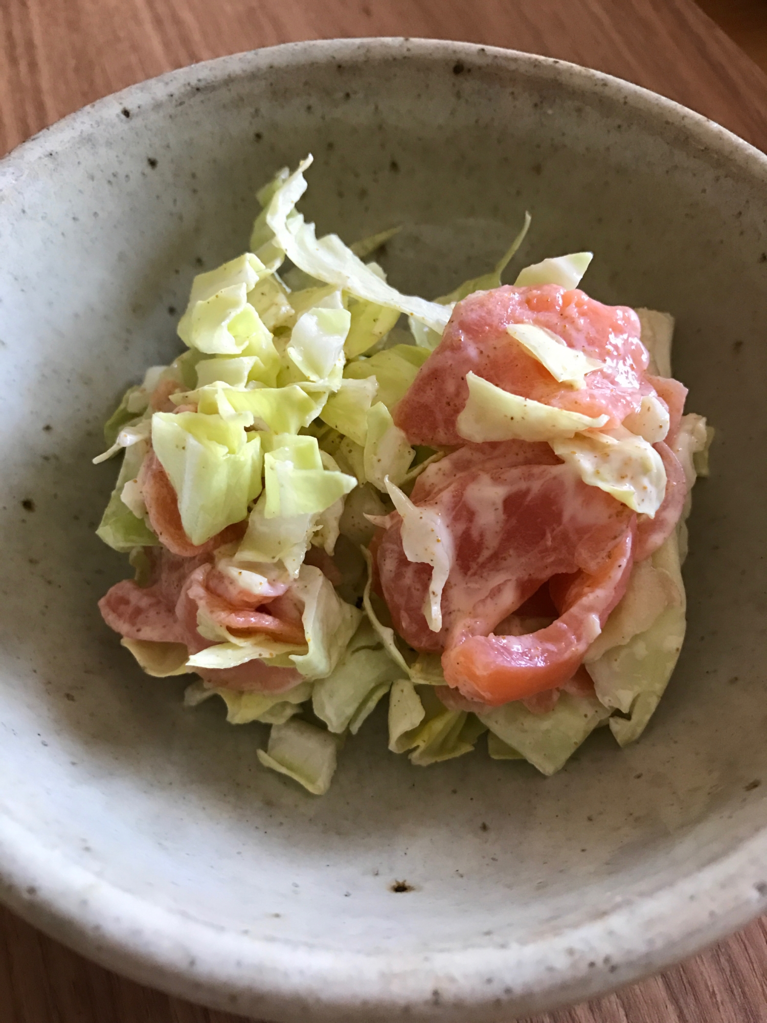 スモークサーモンと春キャベツのカレーマヨサラダ