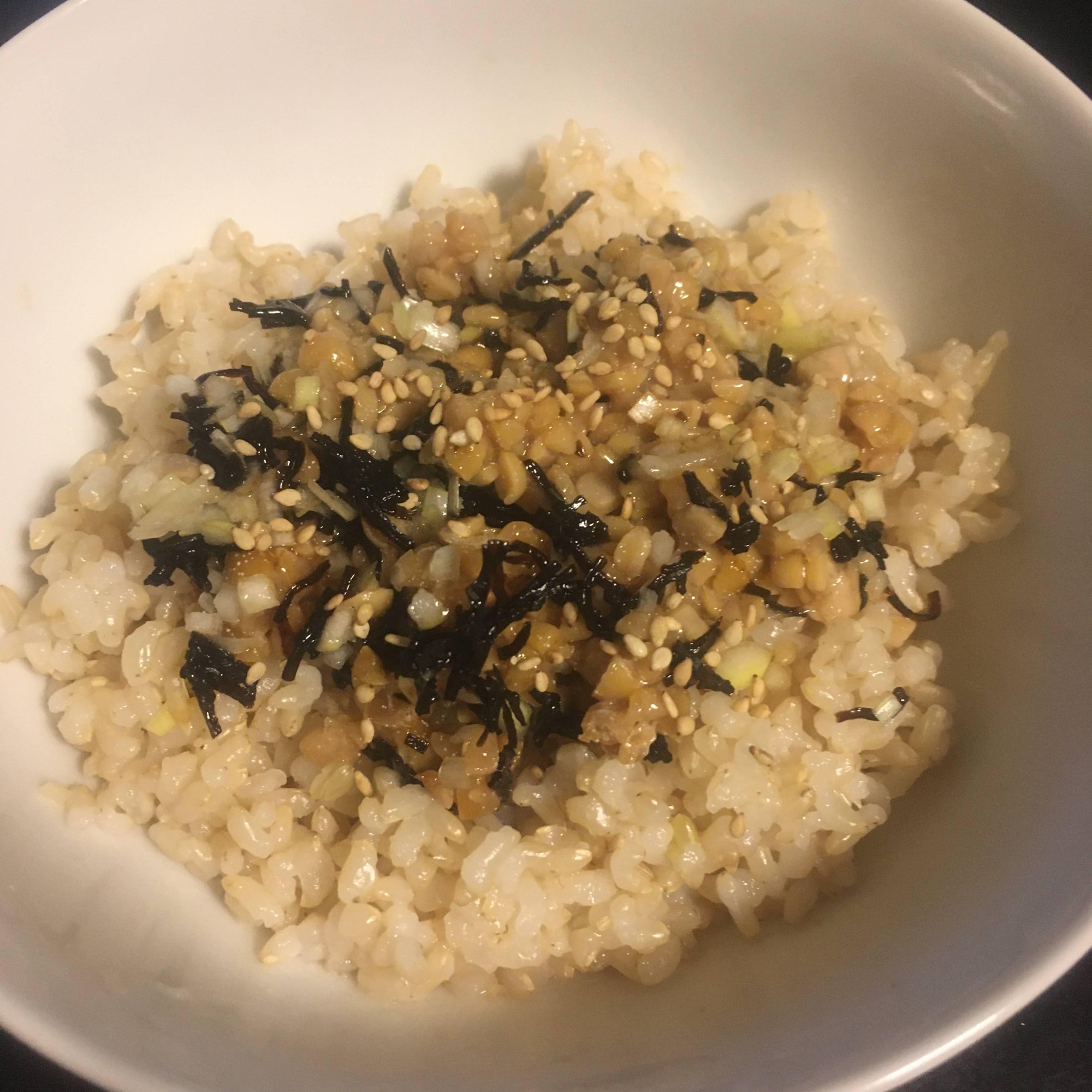 ねぎと昆布の玄米ひきわり納豆丼