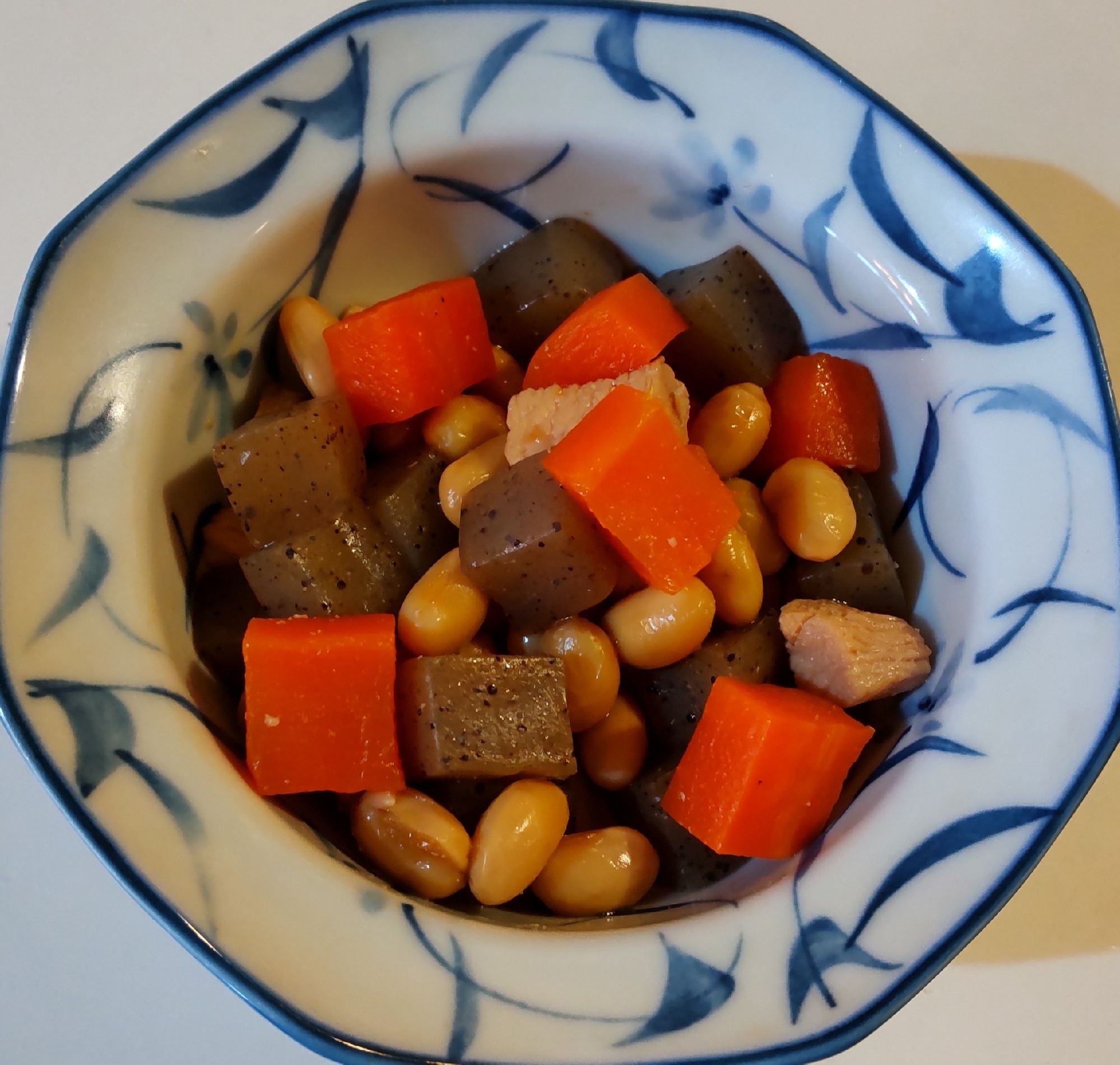 一口サイズで食べやすい♪鶏肉と蒟蒻のコロコロ煮