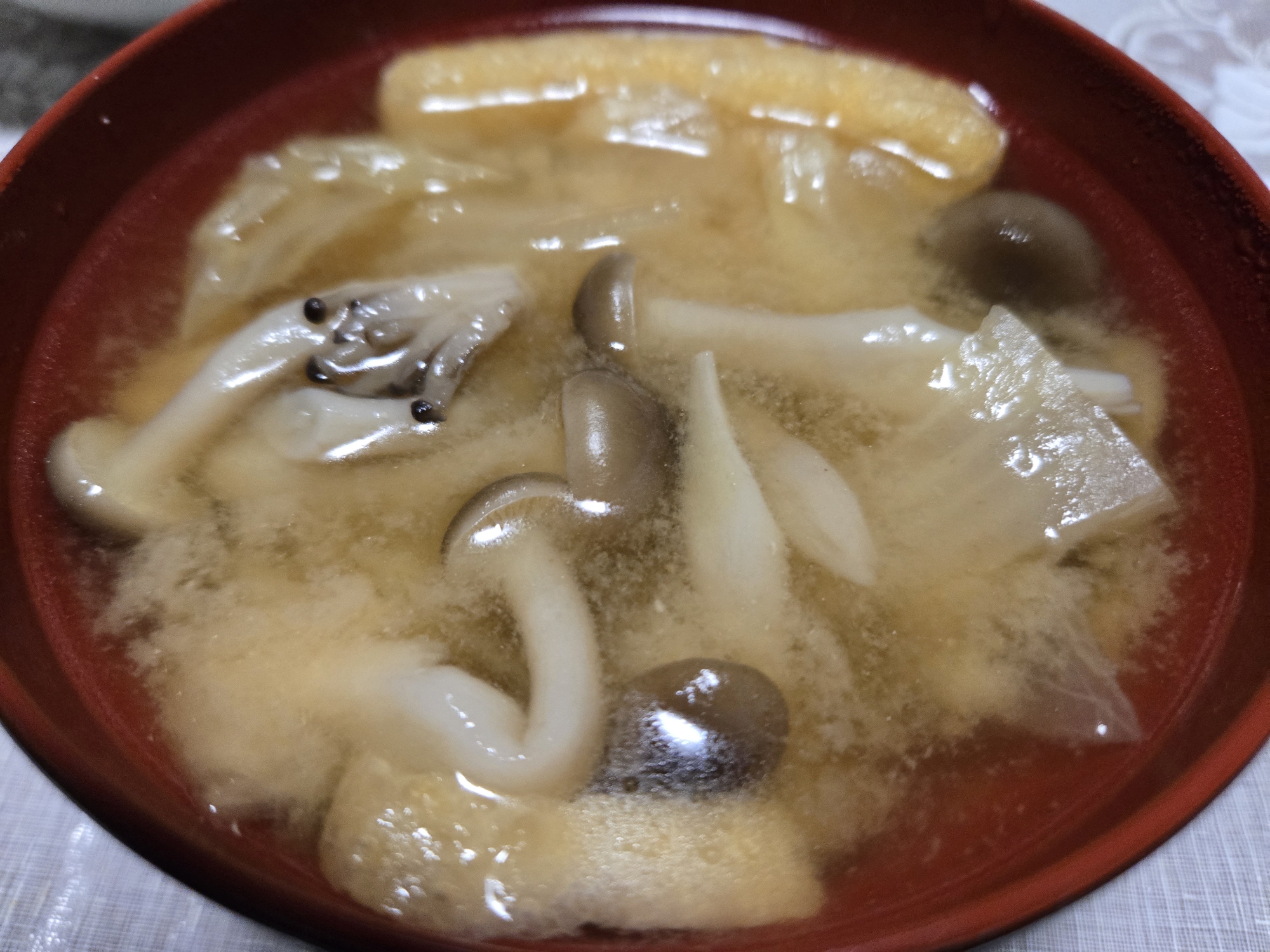 しめじと白菜と油揚げのお味噌汁
