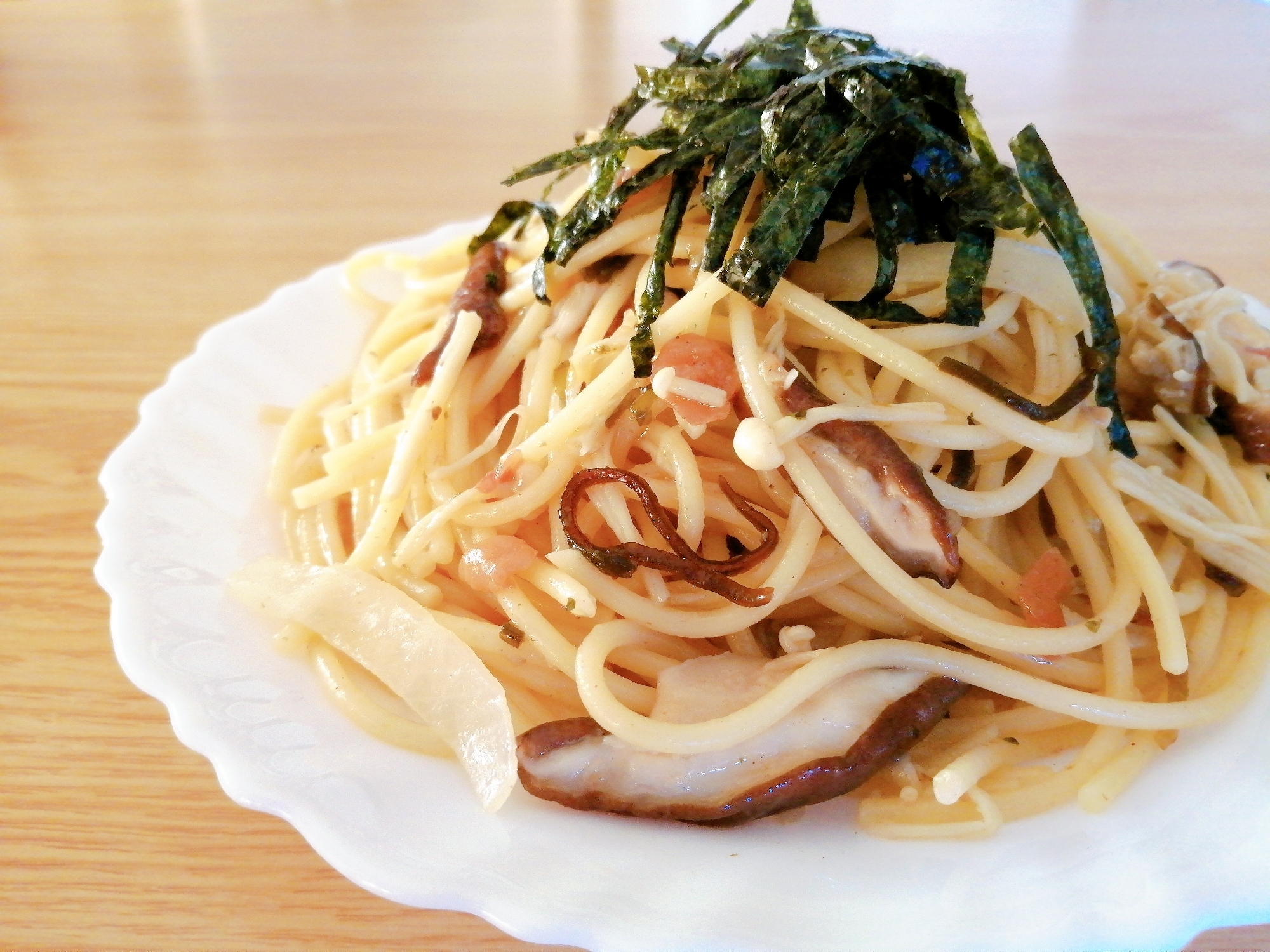 椎茸とえのき茸と玉ねぎの和風パスタ