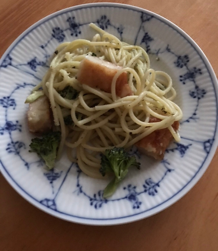 玉ねぎ天とブロッコリーのパスタ