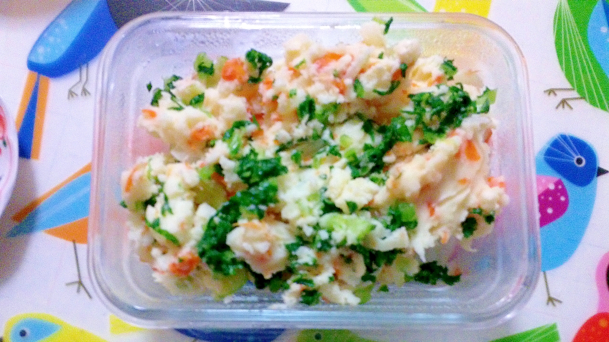 透明な容器に入ったかぶの葉入りポテトサラダ