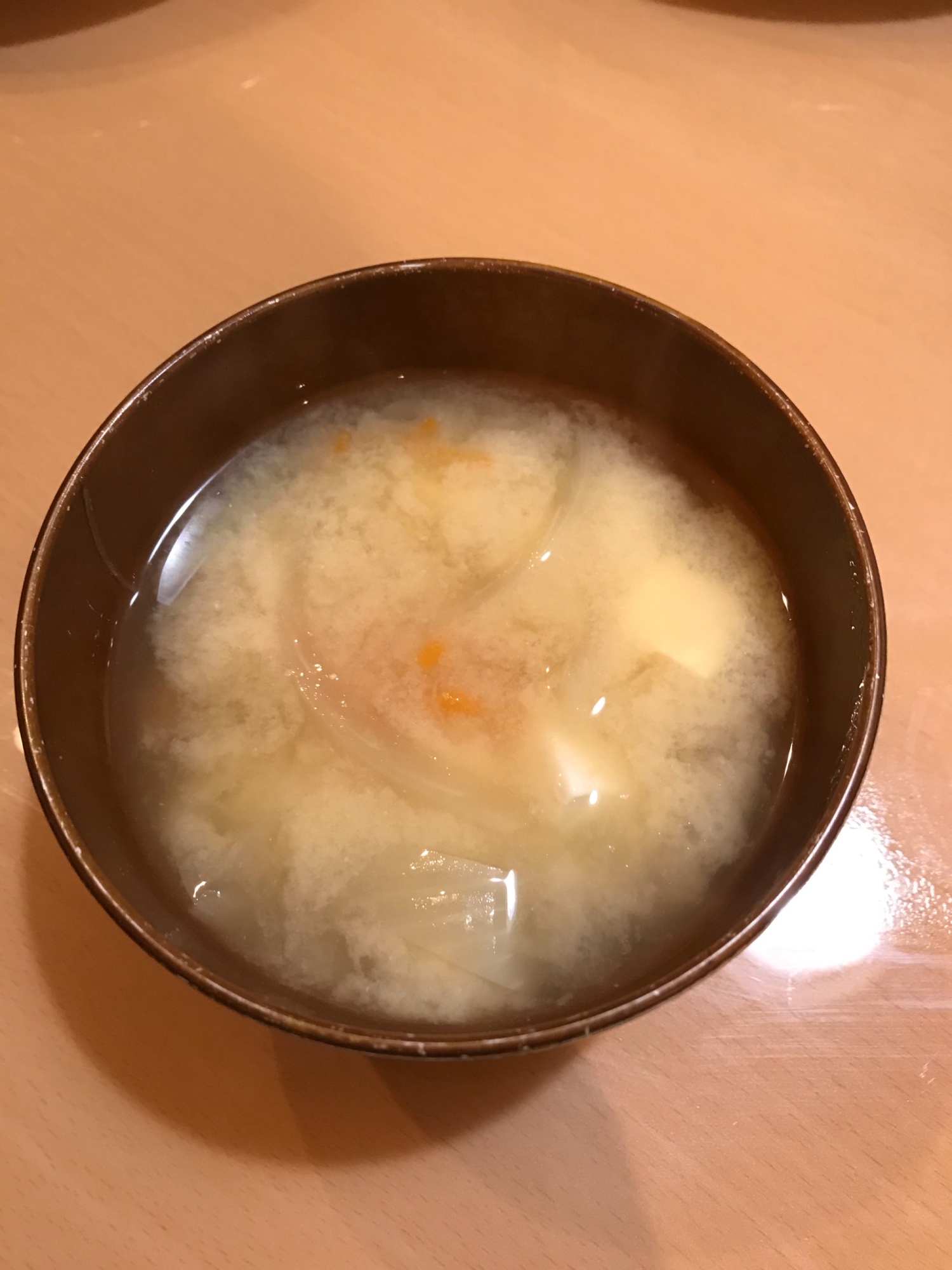 豆腐とたまねぎと人参の味噌汁