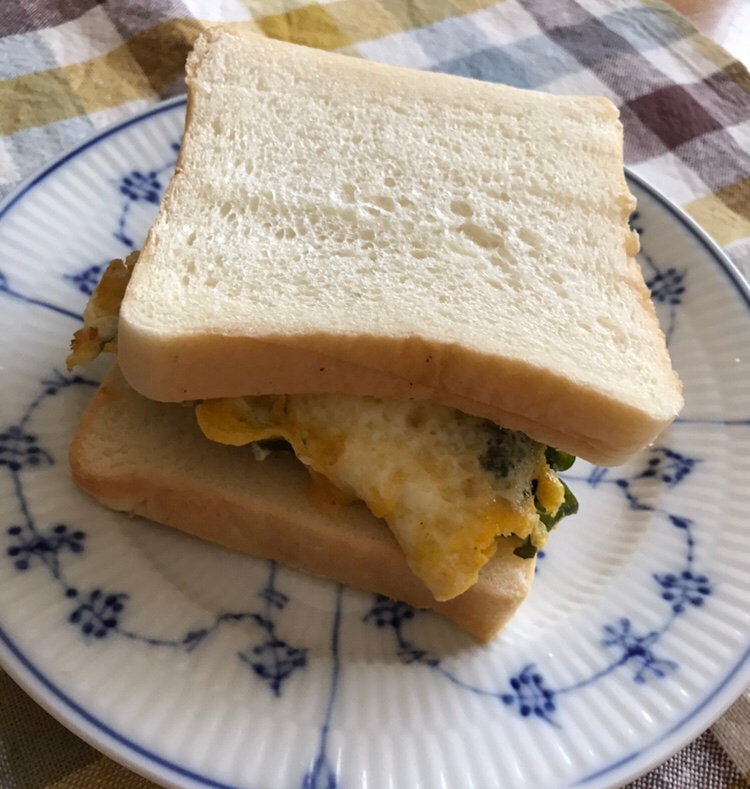 わかめと粉チーズのオムレツサンド