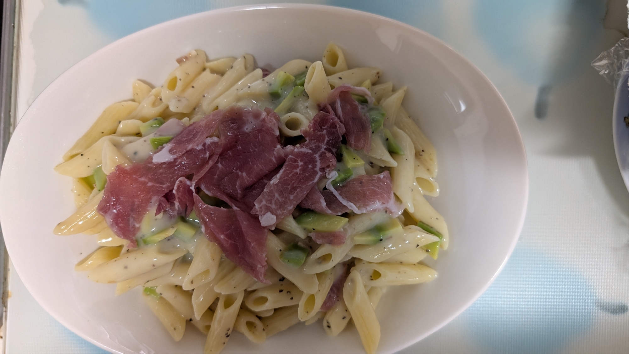 生ハムとアボカドのクリームペンネ