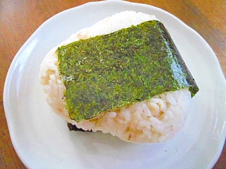 焼き鮭とチーズのおにぎり　ちょっと大きめ