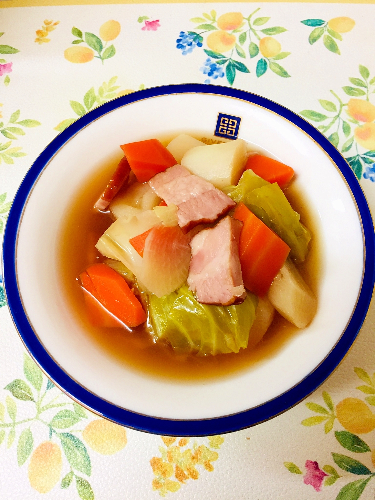野菜とベーコンでごろっと具材の中華風スープ