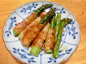 アスパラの肉巻き　にんにく風味の甘辛ダレでどうぞ