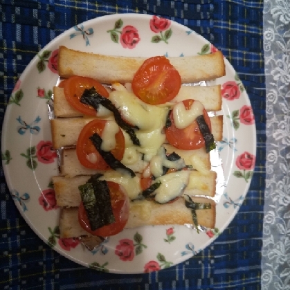 トマトと大葉のチーズトースト