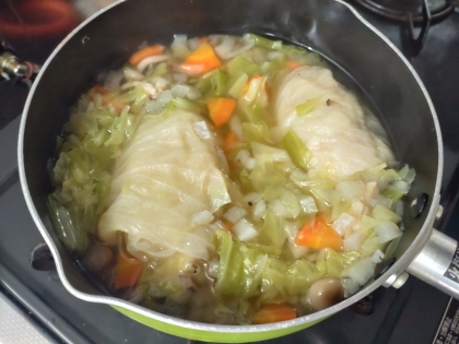 レシピを参考に、こちらは残り野菜を細かく切ってたくさん入れました。ロールキャベツが入ると豪華になっていいですね！