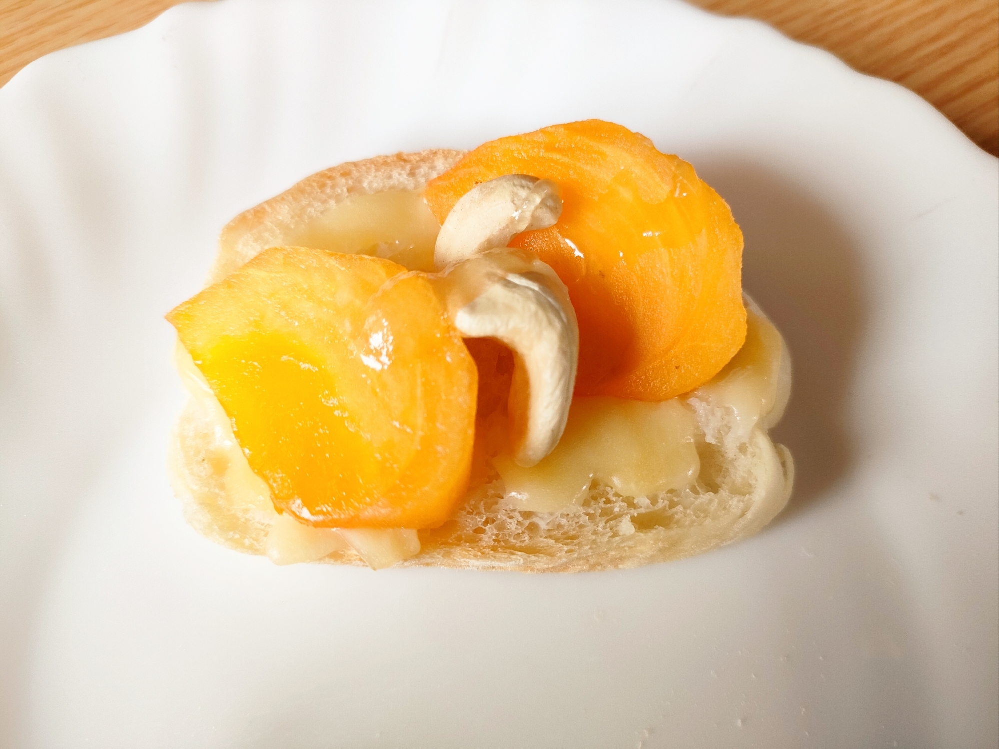 柿とカシューナッツのチーズトースト