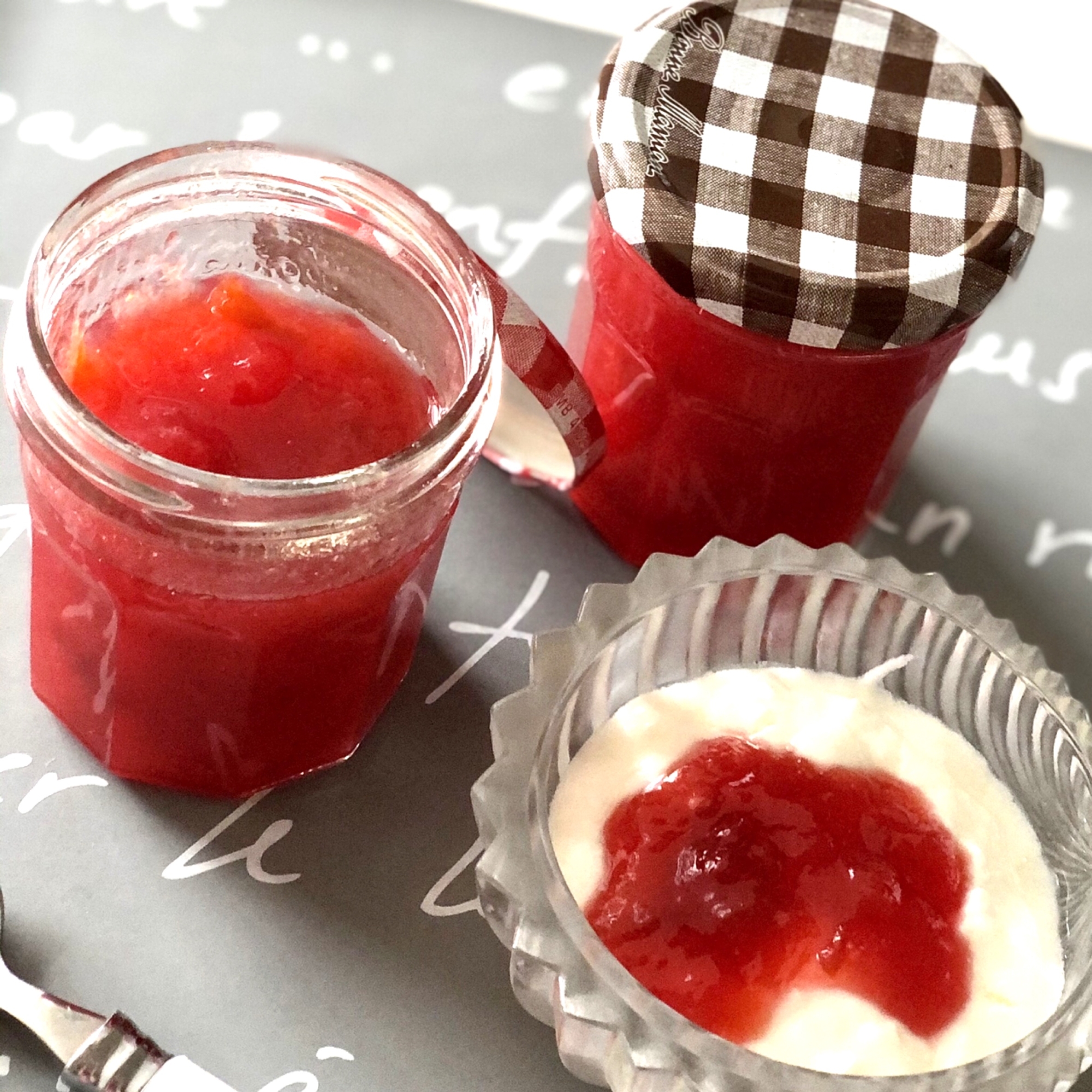 プラムジャムの瓶とヨーグルト