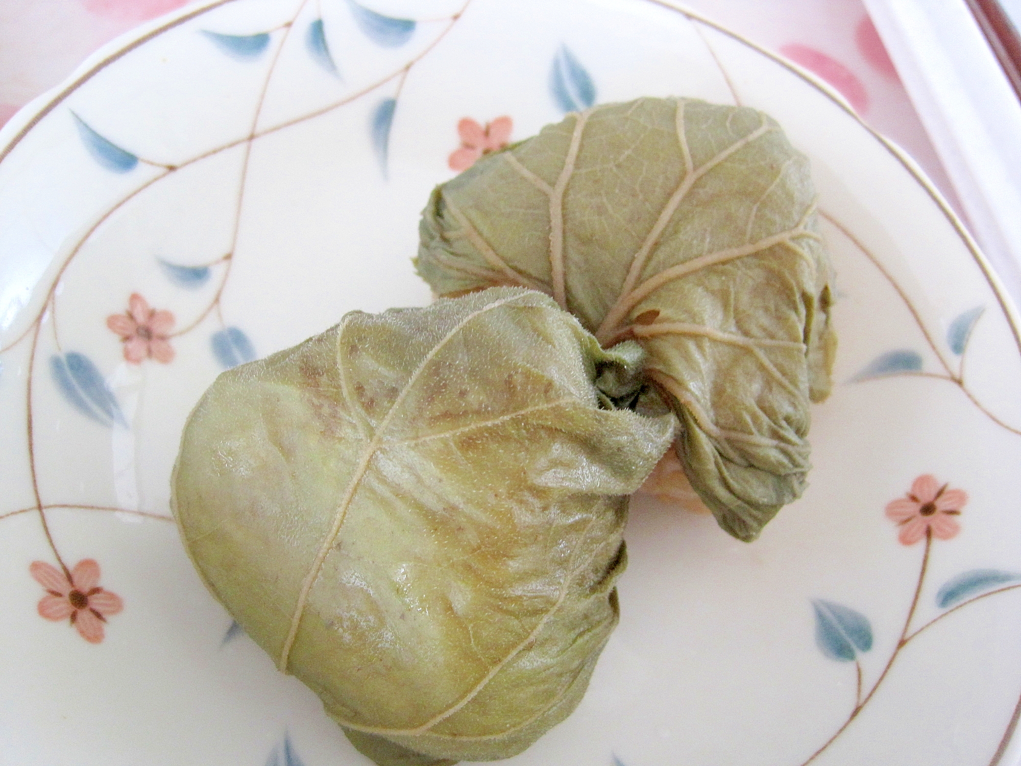白いお皿に盛り付けたふきの葉おにぎり