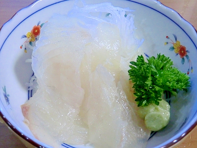 白い皿に盛られたカレイの昆布締め