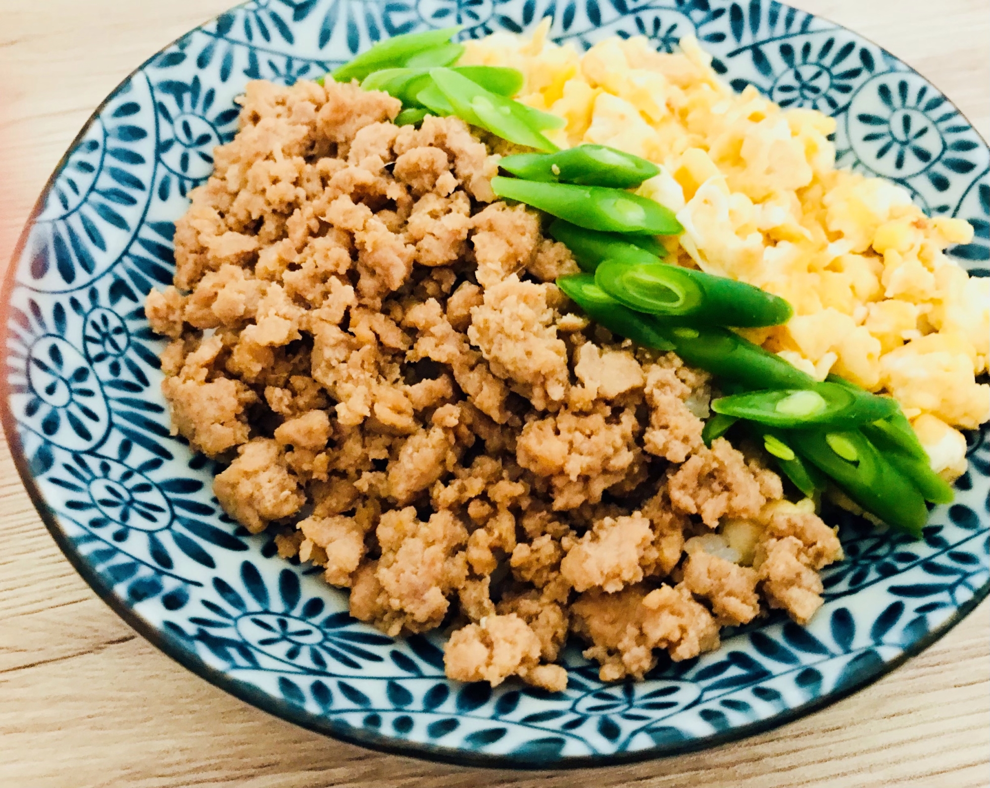 子供も大好き！彩り三色そぼろ丼