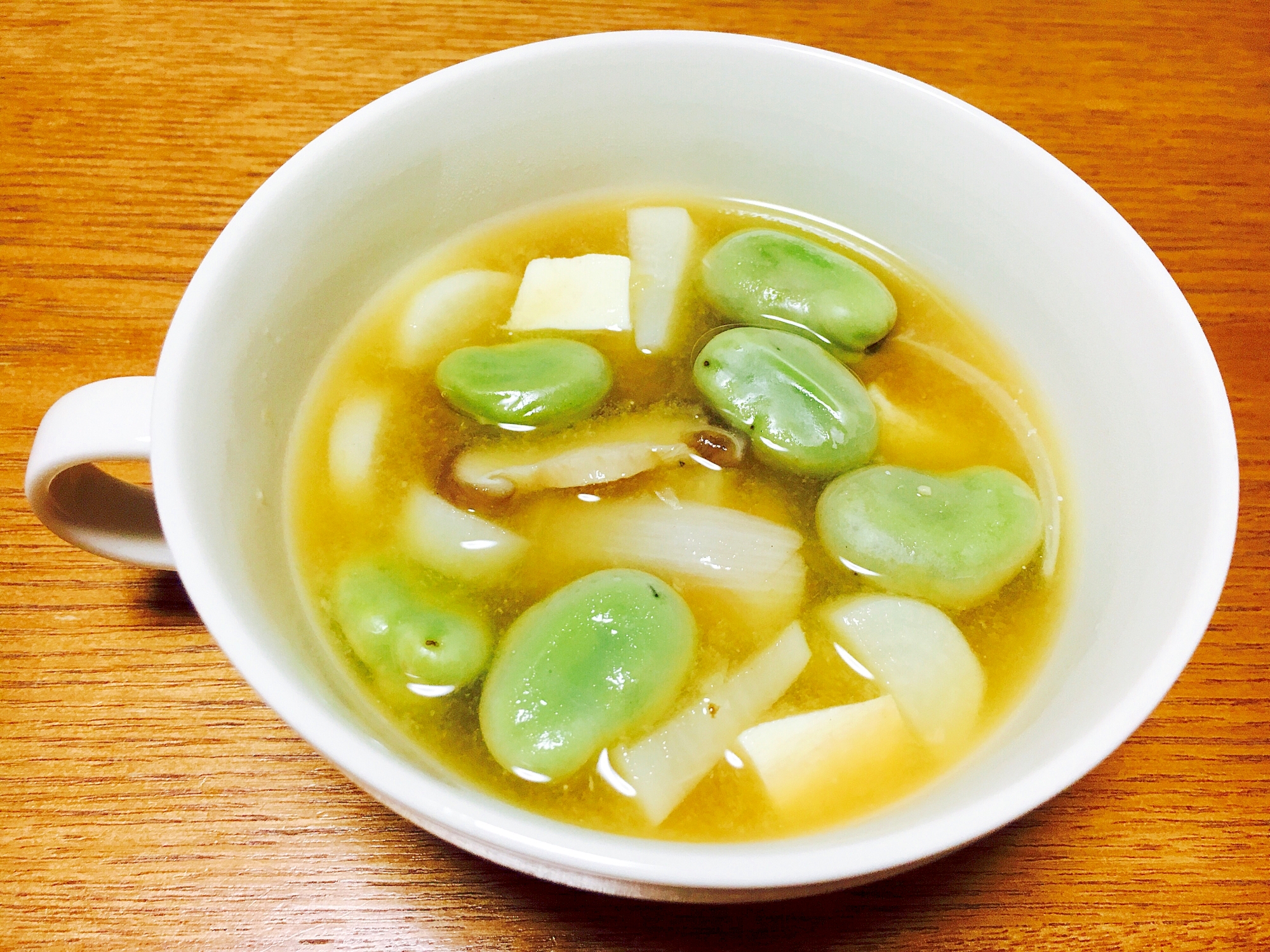 そら豆と玉ねぎと豆腐の味噌汁