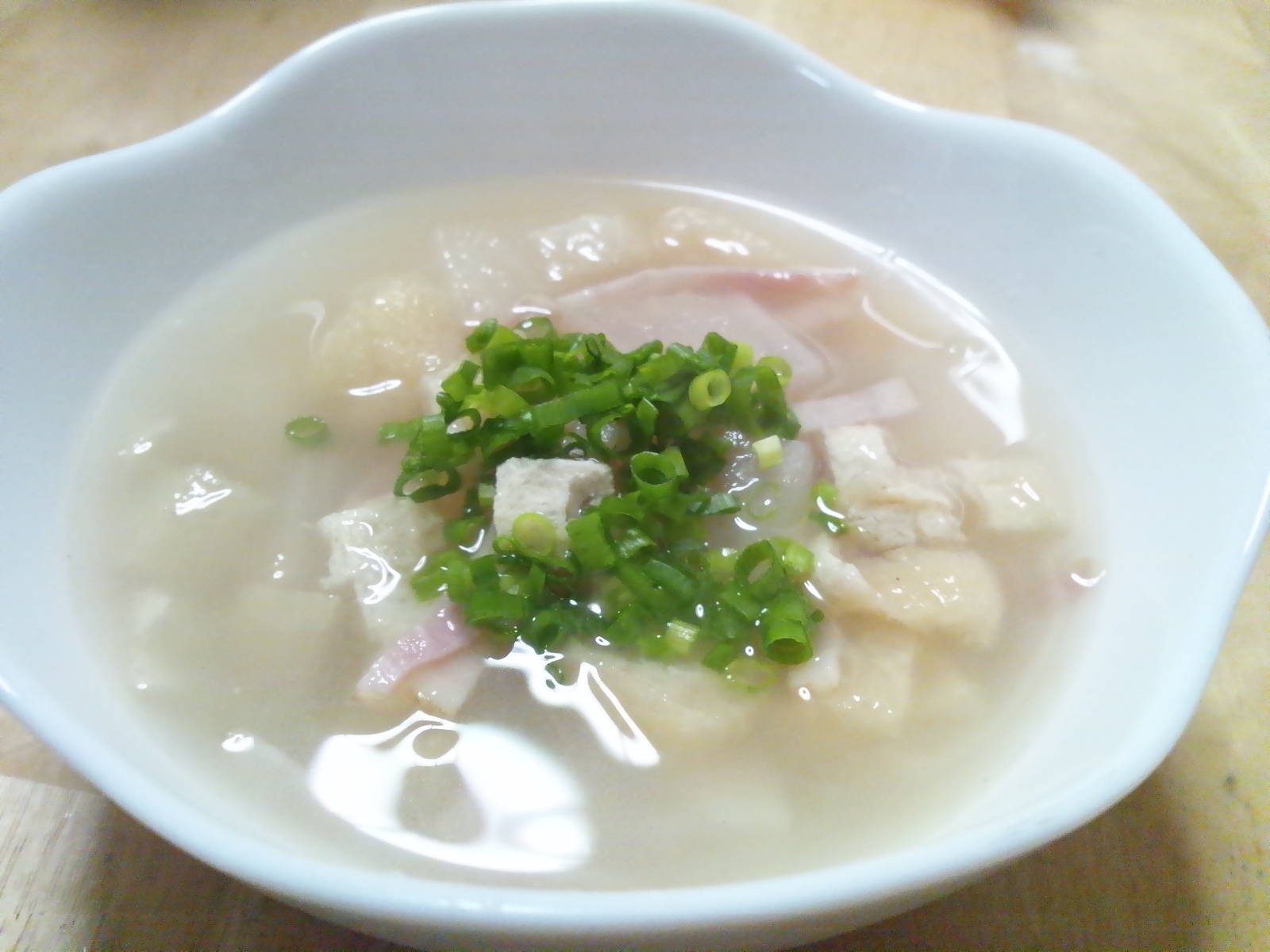 ベーコン 大根 あげ と玉ねぎ氷の白い中華スープ